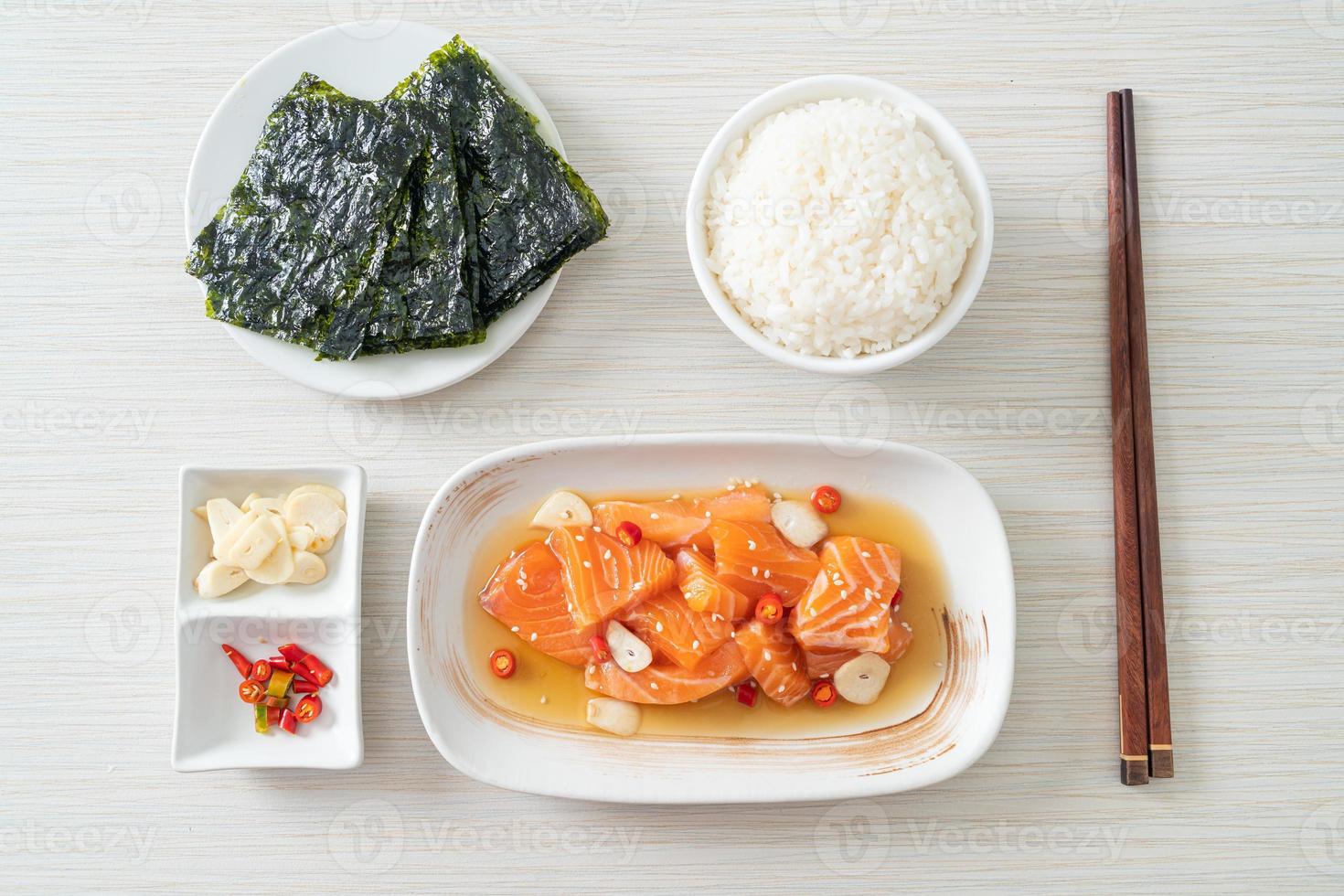 verse zalm rauwe gemarineerde shoyu of zalm ingelegde sojasaus - Aziatisch eten foto