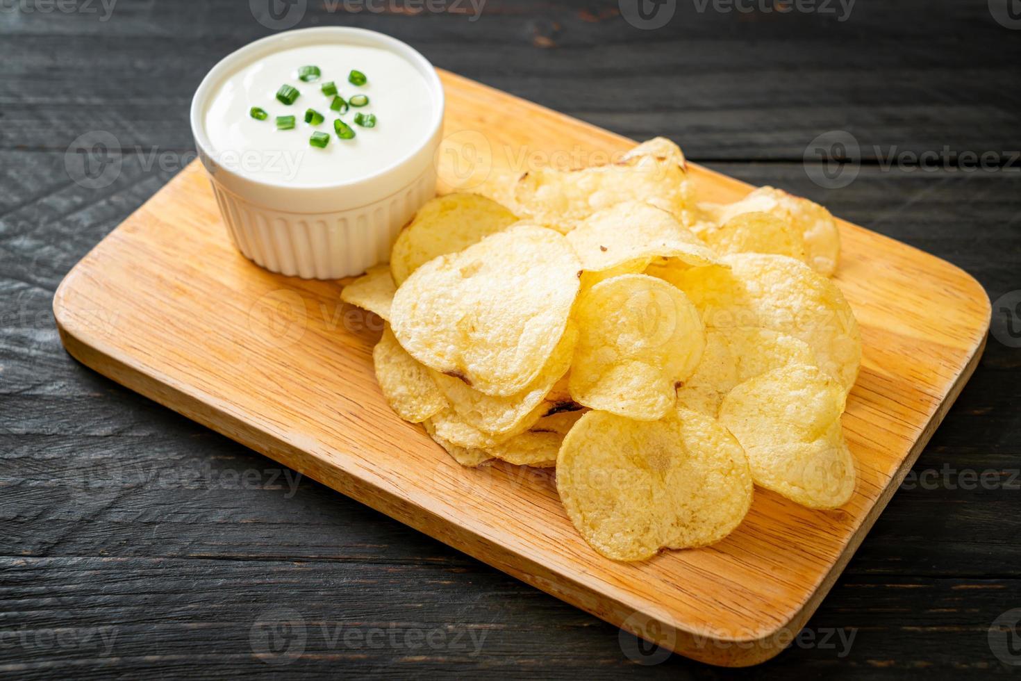 Aardappelchips met zure room dipsaus foto