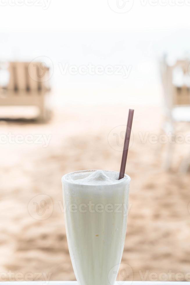 vanille milkshake smoothie in café foto