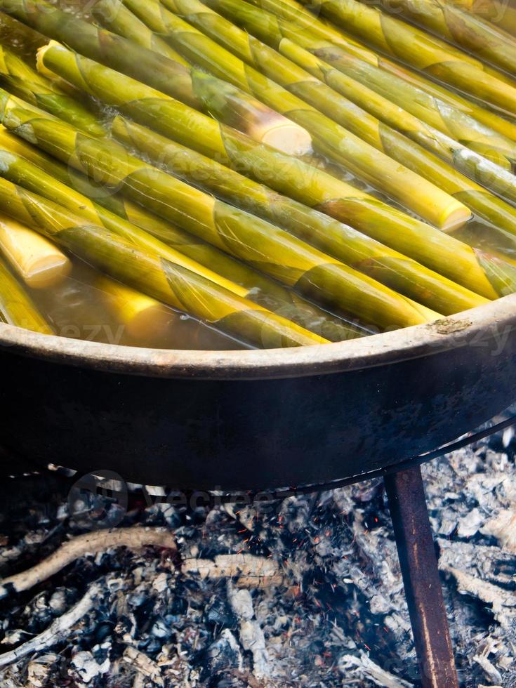 bamboescheuten koken in heet water foto