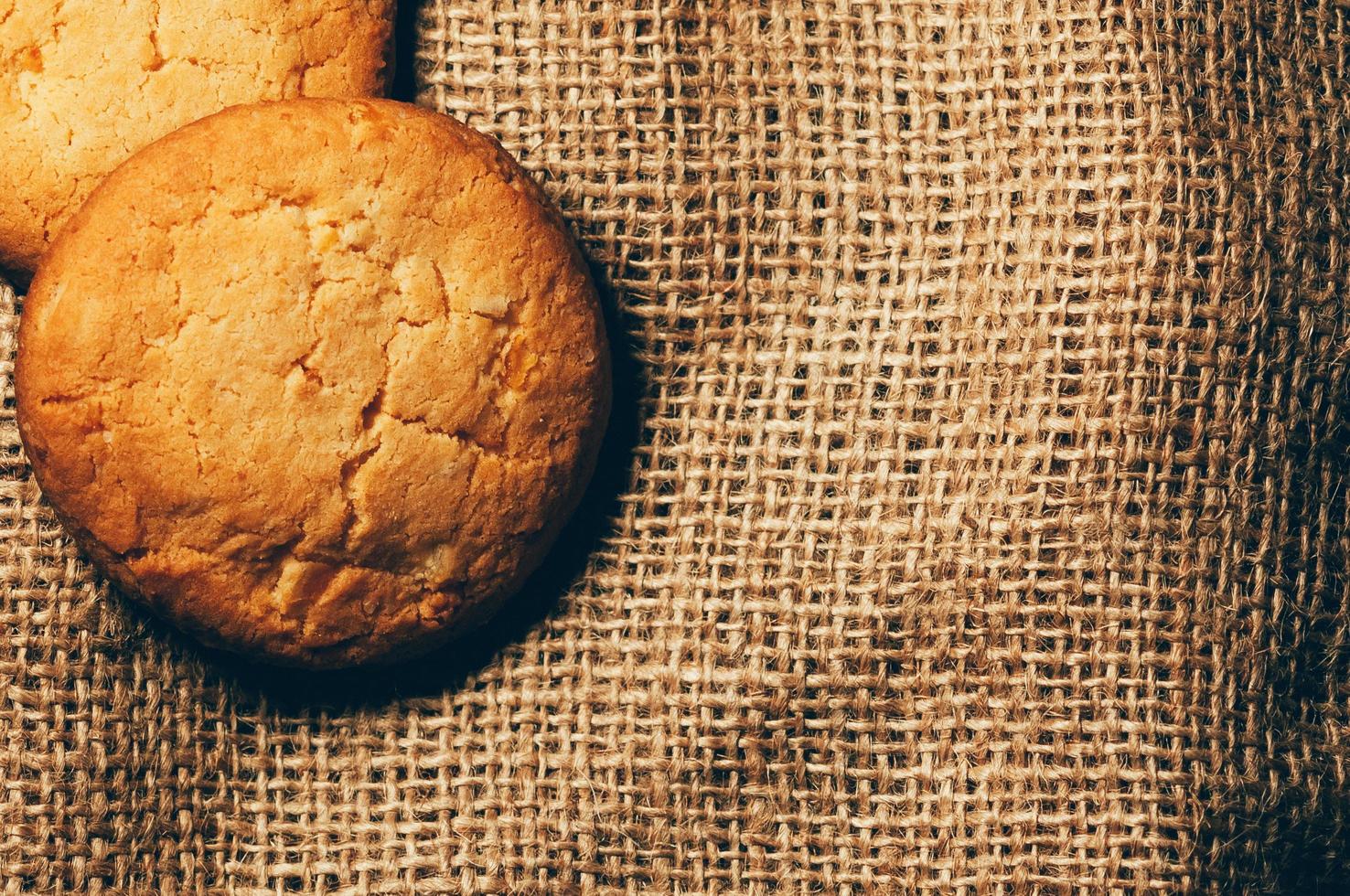 koekjes op jute doek close-up veiw foto