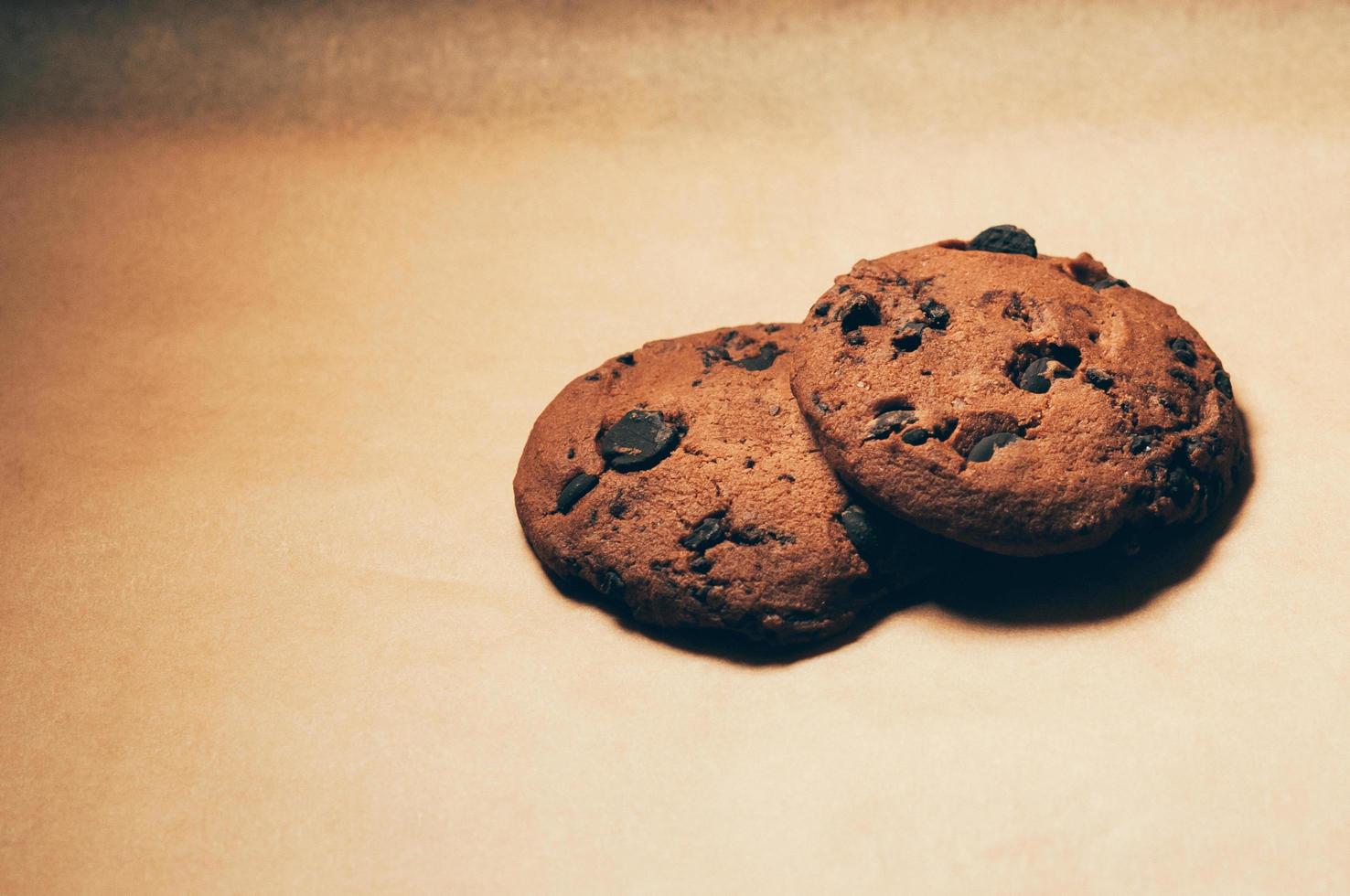 koekjes met chocoladeschilfers op effen achtergrond foto