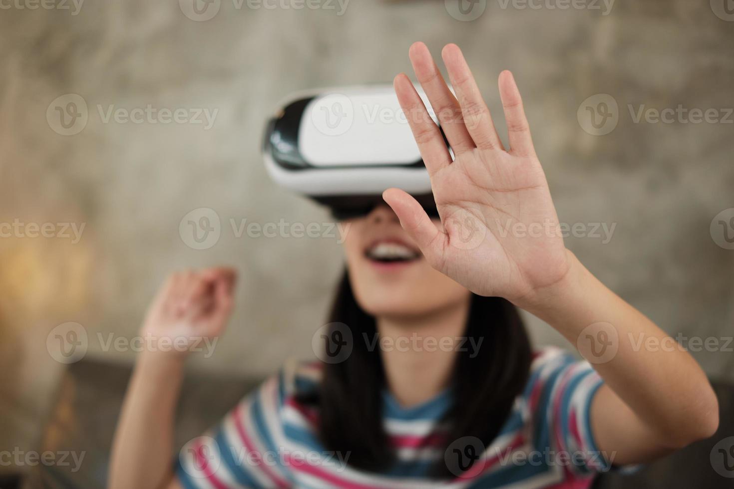 Aziatische vrouw met vr-headset, kijken naar de 3D virtuele simulatie. foto