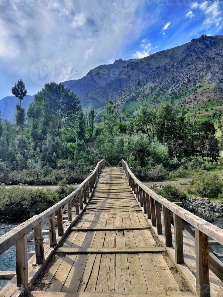 houten brug over de rivier Neelum in gurez Kasjmir foto