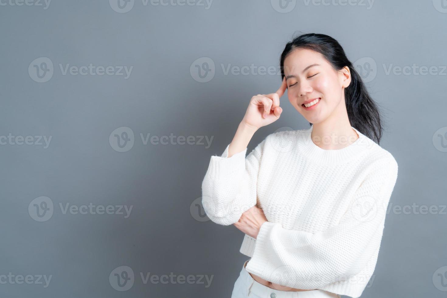 mooie en jonge Aziatische vrouw denken woman foto