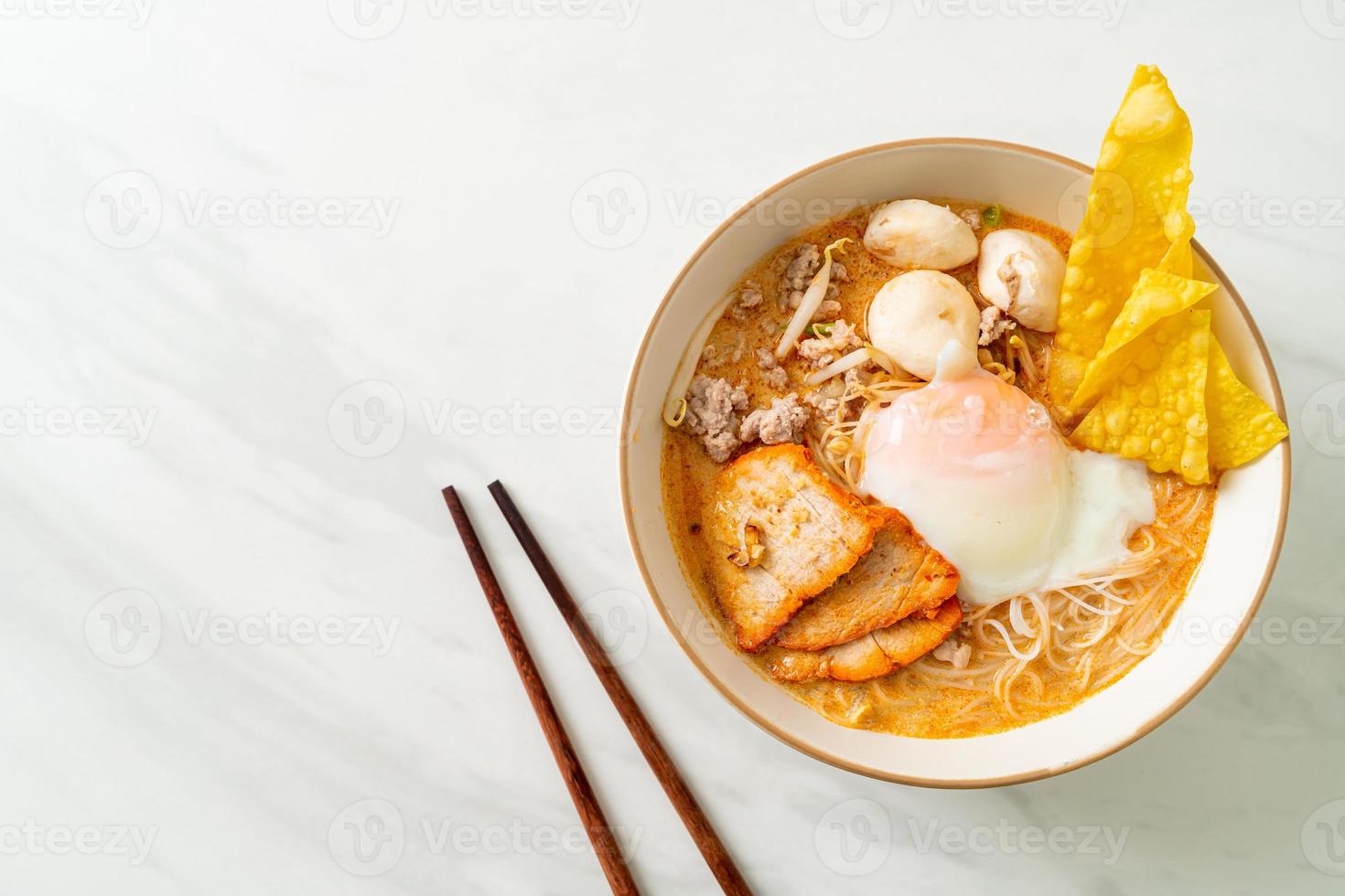 rijstvermicelli noedels met gehaktbal in pikante soep foto