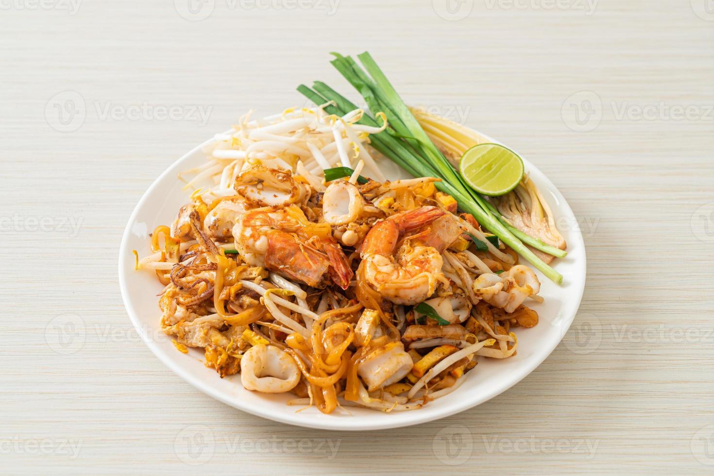 pad thai zeevruchten - roergebakken noedels met garnalen, inktvis of octopus foto