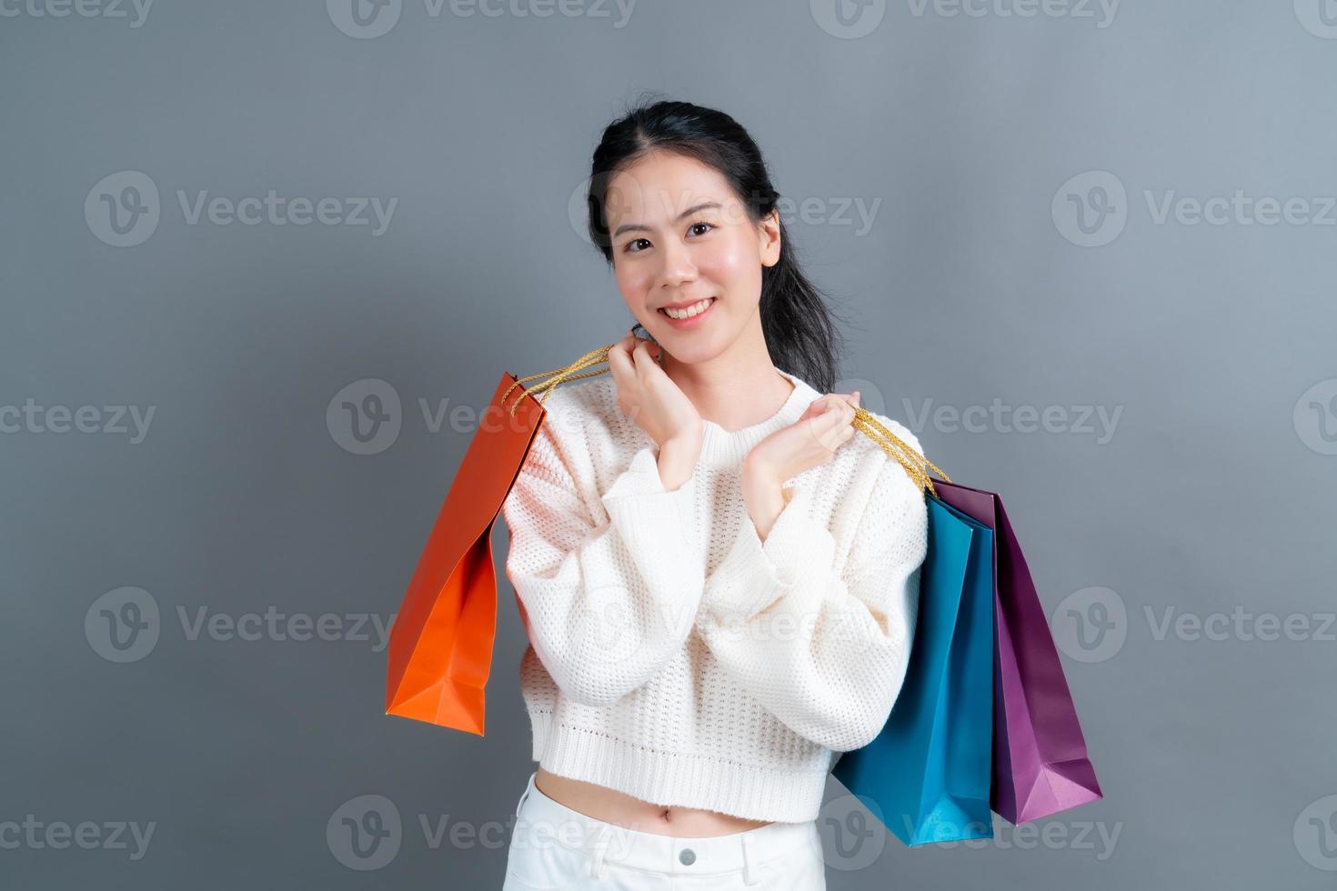 aziatische vrouw met boodschappentassen foto