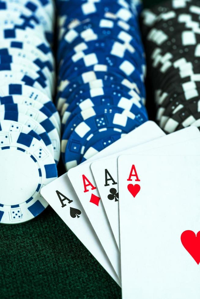 pokerkaarten en geldmunten gokken foto