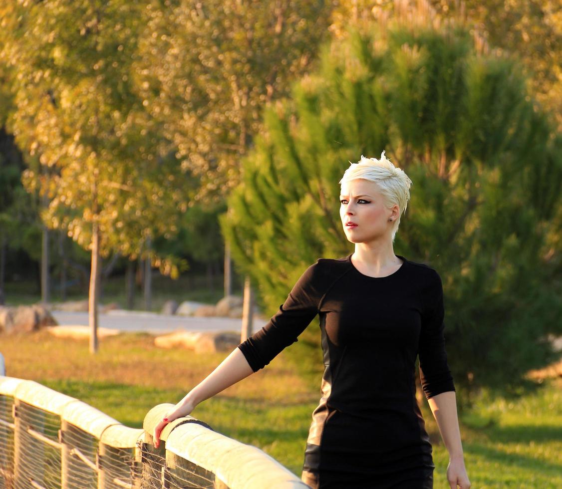 blonde vrouw in het park in de groene natuur foto