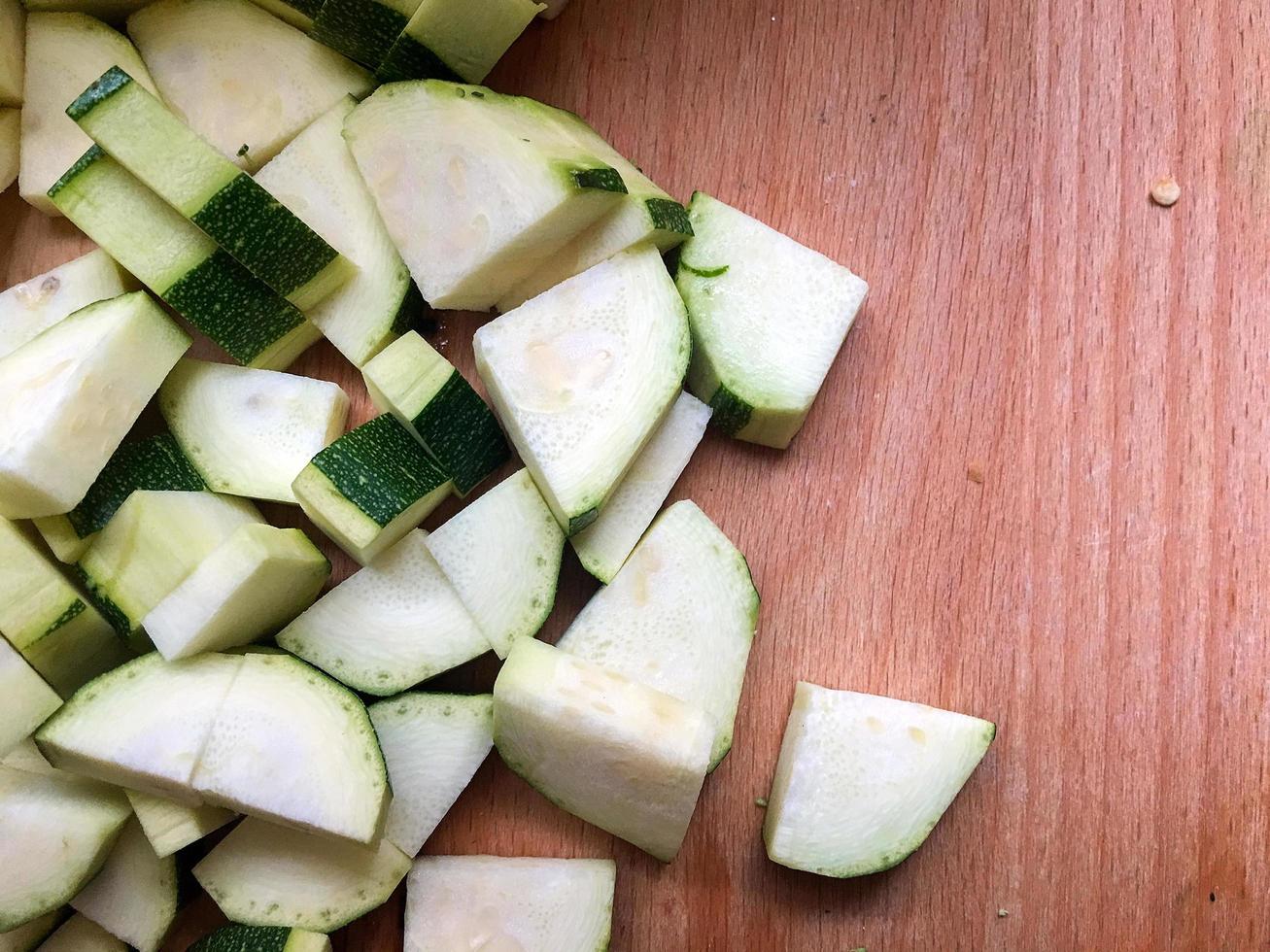 gehakte pompoen op keukentafel foto