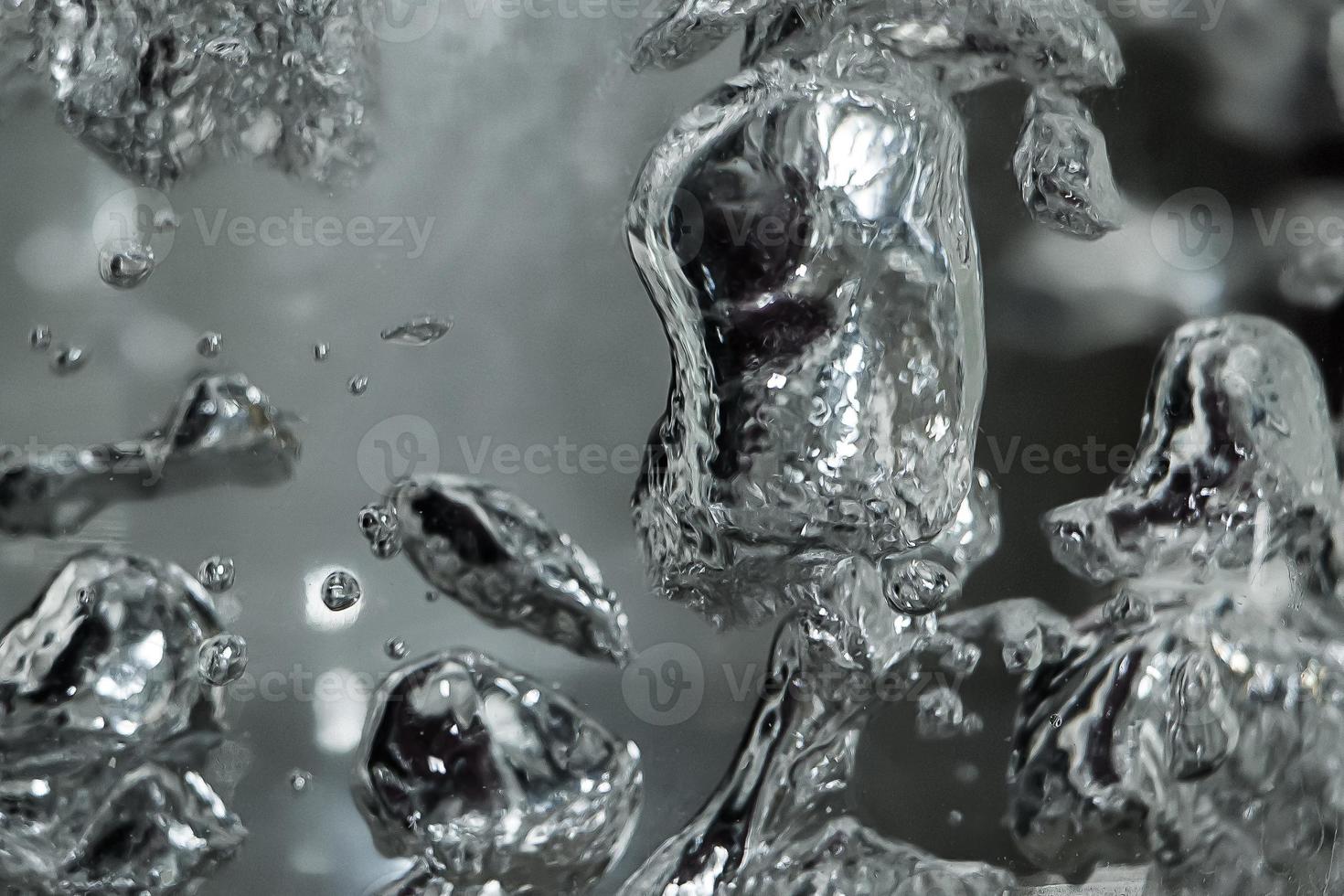 druppels en bellen van kwik in water. gevaarlijk chemisch element foto