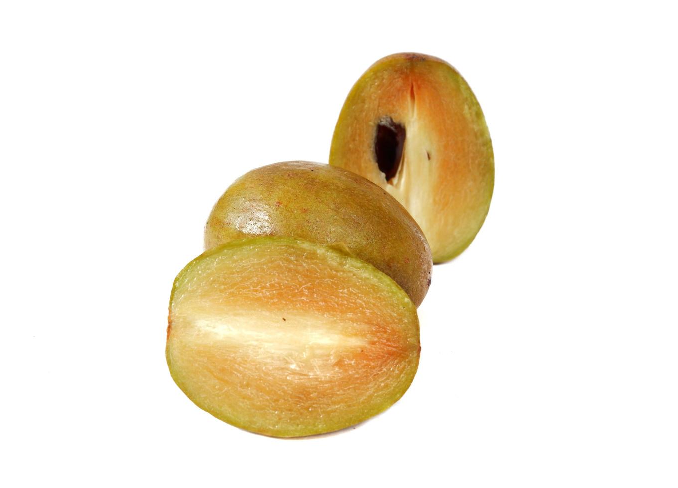 verse sapodilla pruim met snee op wit foto