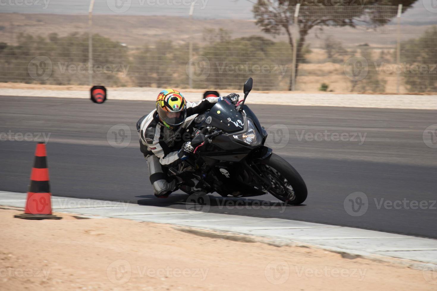 motorwedstrijd op een racebaan op een trainingsdag foto