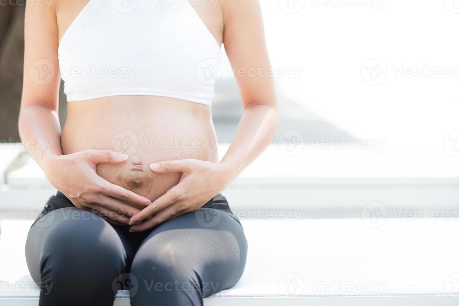 zwangere vrouw ontspannen in het park foto