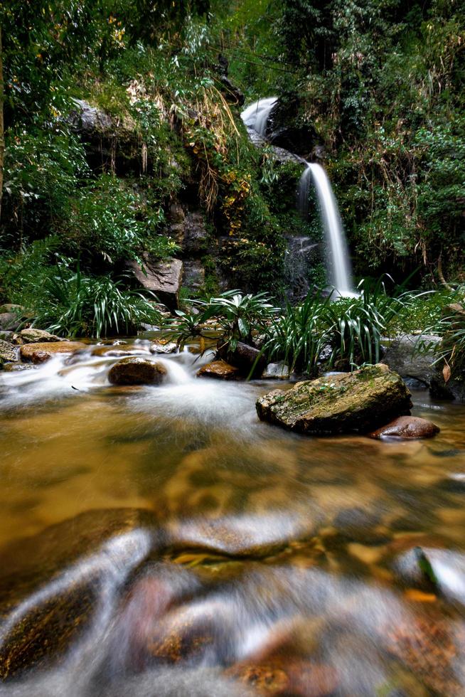 mon tha dan waterval in chiang mai, thailand foto