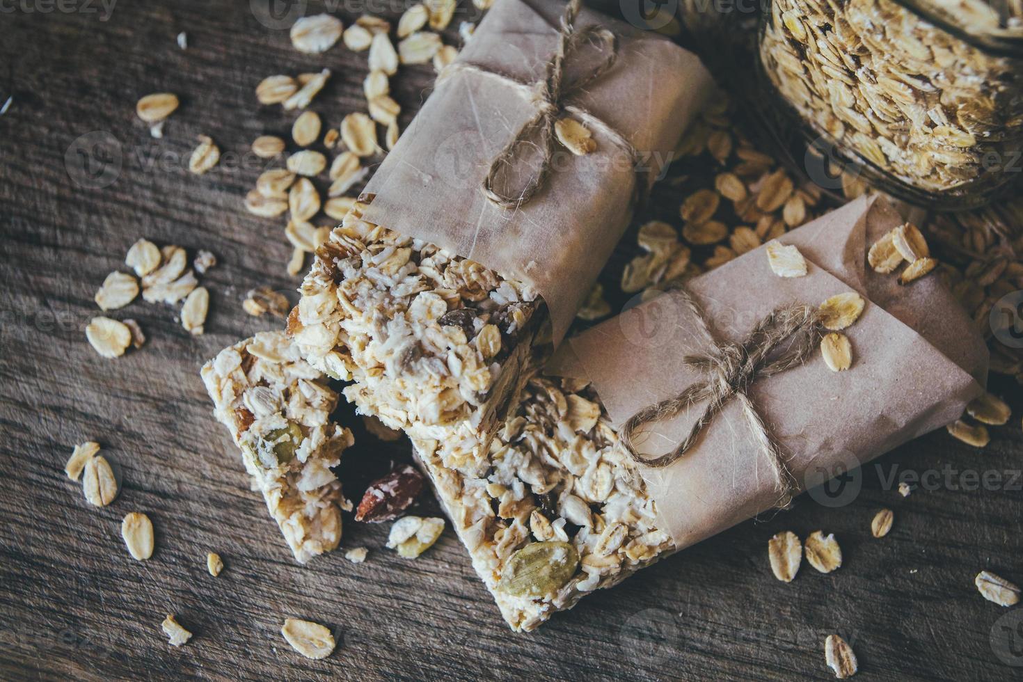 zelfgemaakte granola met notenmix in pot op houten plank foto