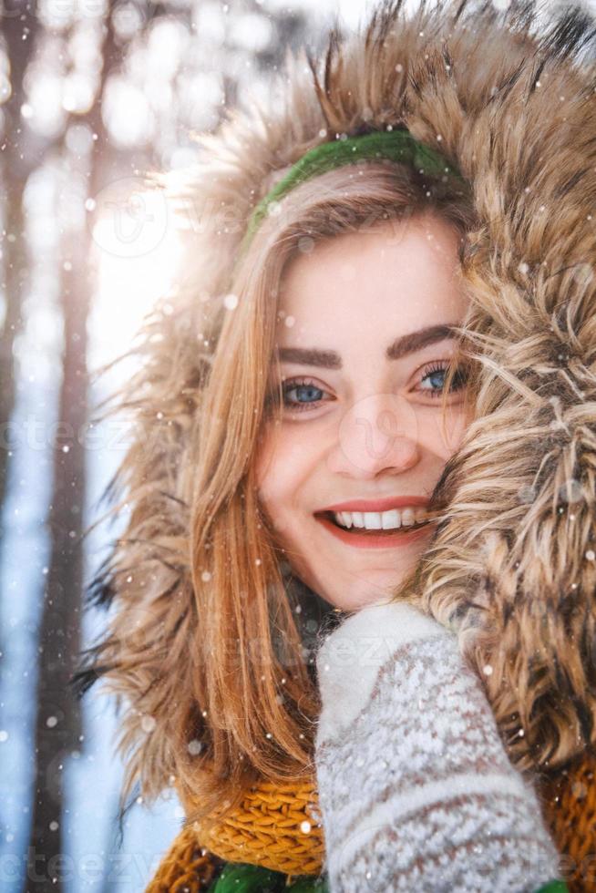 winterportret van een mooi meisje in een muts en wanten foto