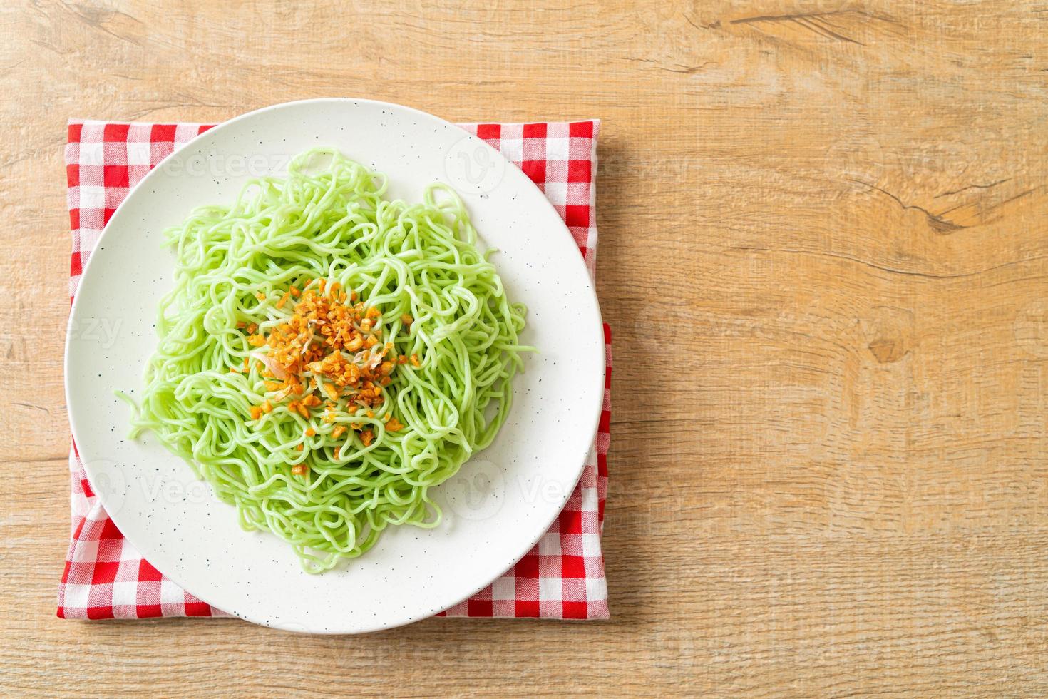 groene jade noedels met knoflook op bord foto