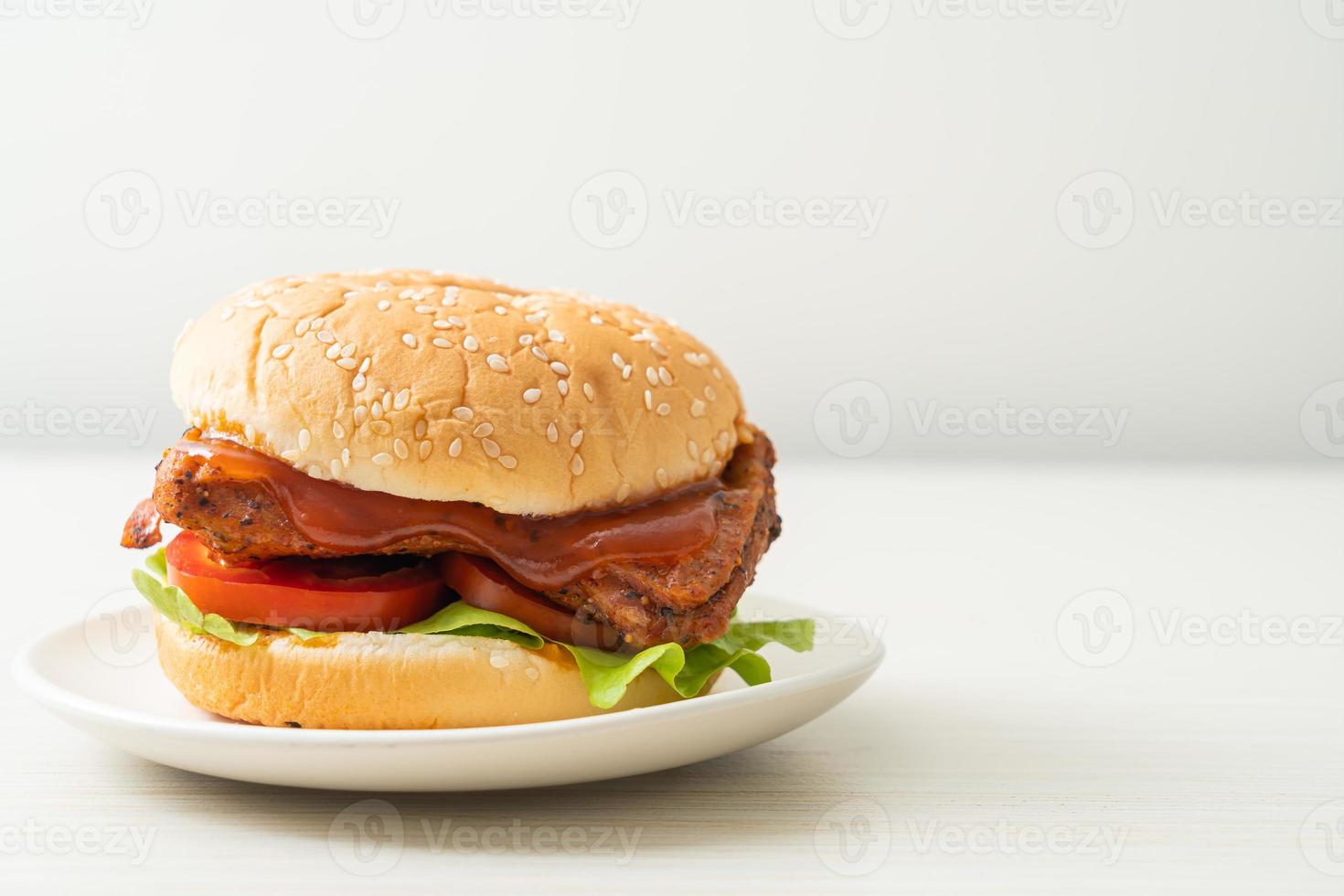 gegrilde kipburger met saus op witte plaat on foto