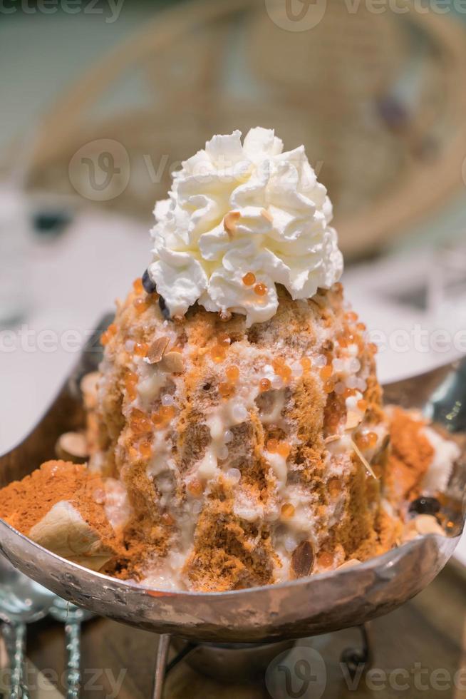 melkthee geschoren ijs met gelei en slagroom - dessert foto