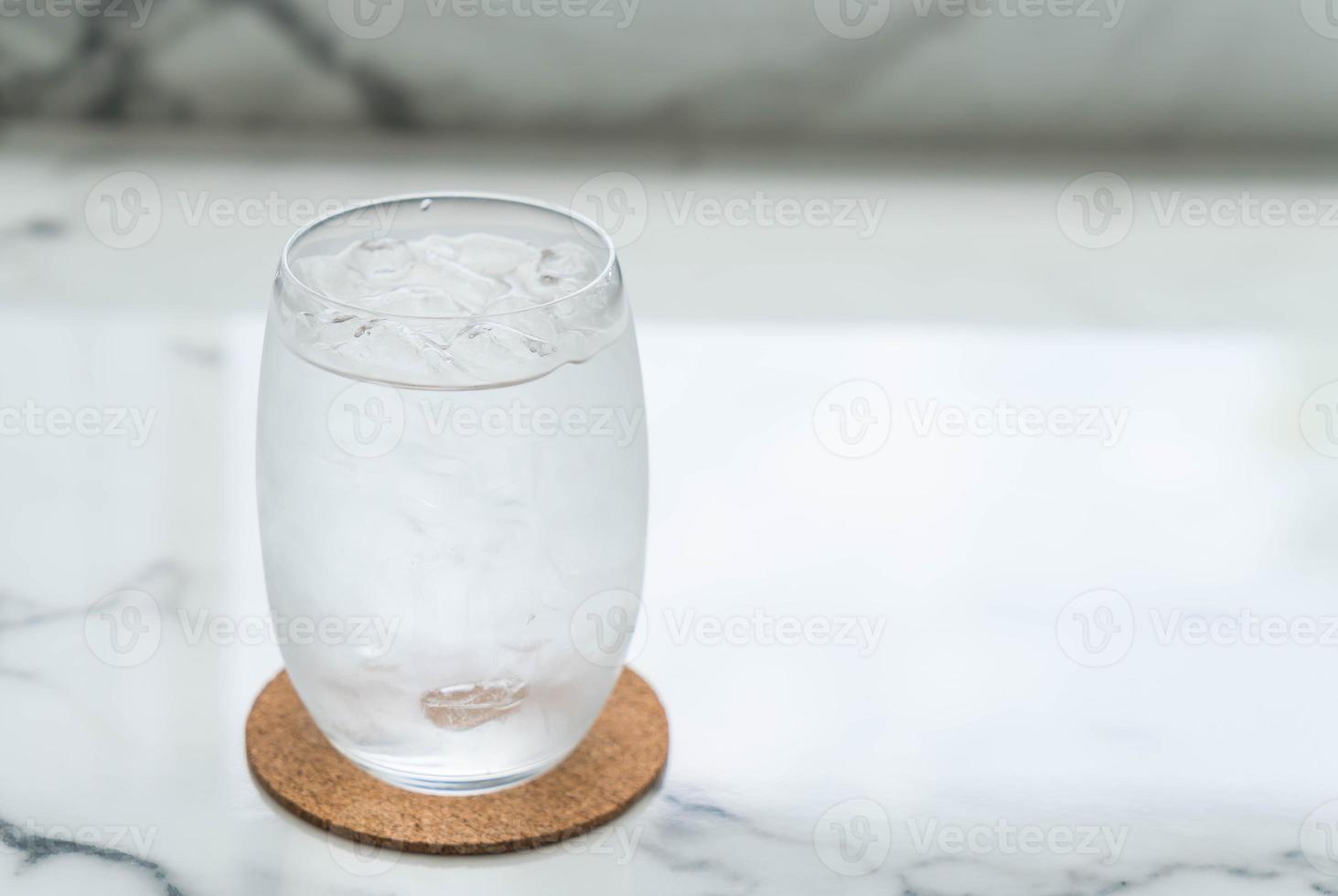 een glas water met ijs foto