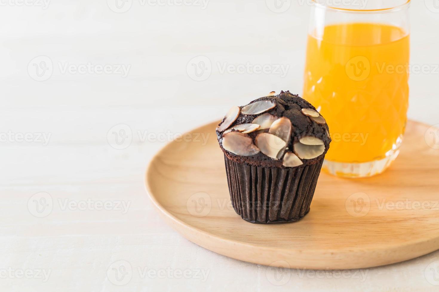 pure chocolade cup cake met sinaasappelsap foto