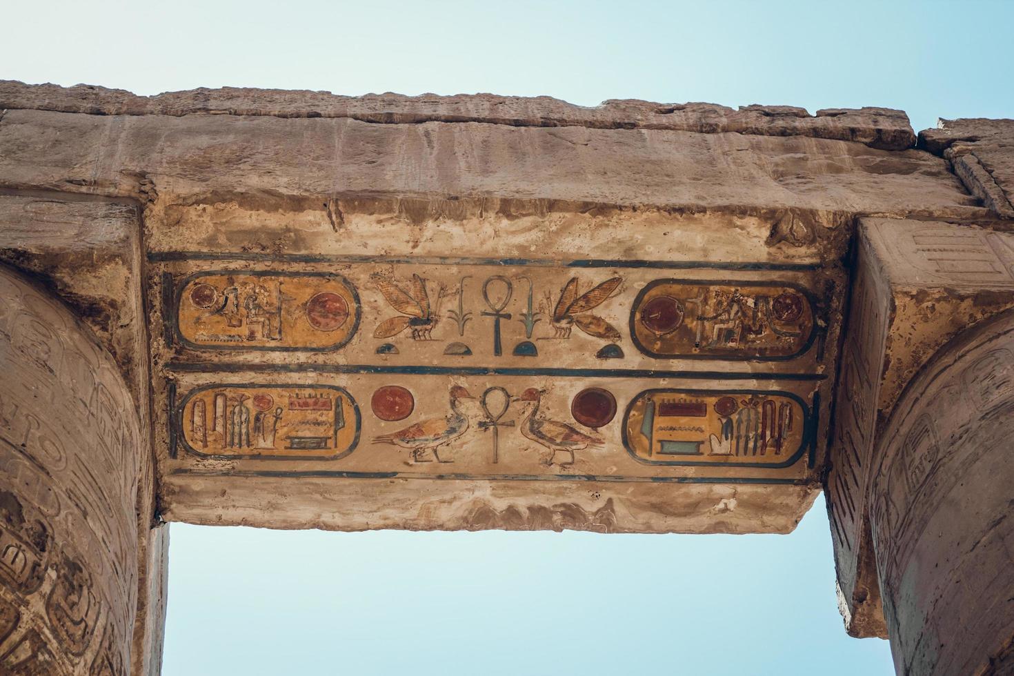 kolommen met hiërogliefen in karnak tempel in luxor, egypte. reizen foto