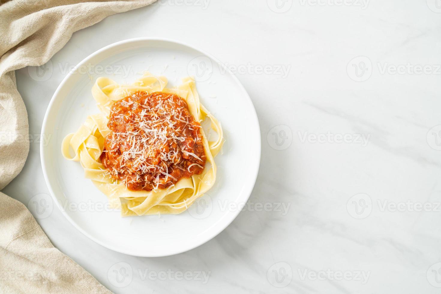 Varkensvlees Bolognese Fettuccine Pasta Met Parmezaanse Kaas - Italiaanse Eetstijl foto