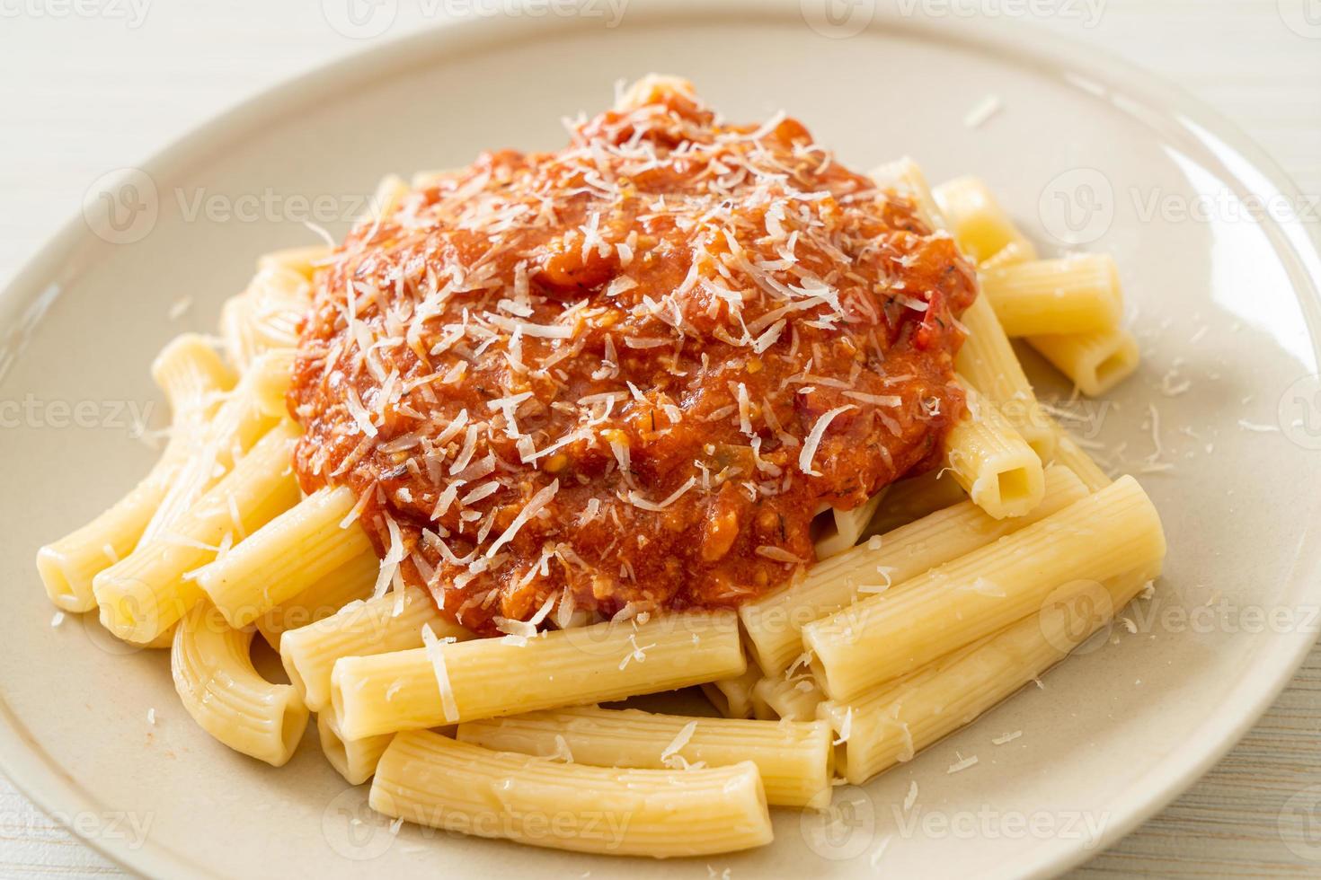 rigatoni pasta met bolognesesaus van varkensvlees - Italiaanse eetstijl foto