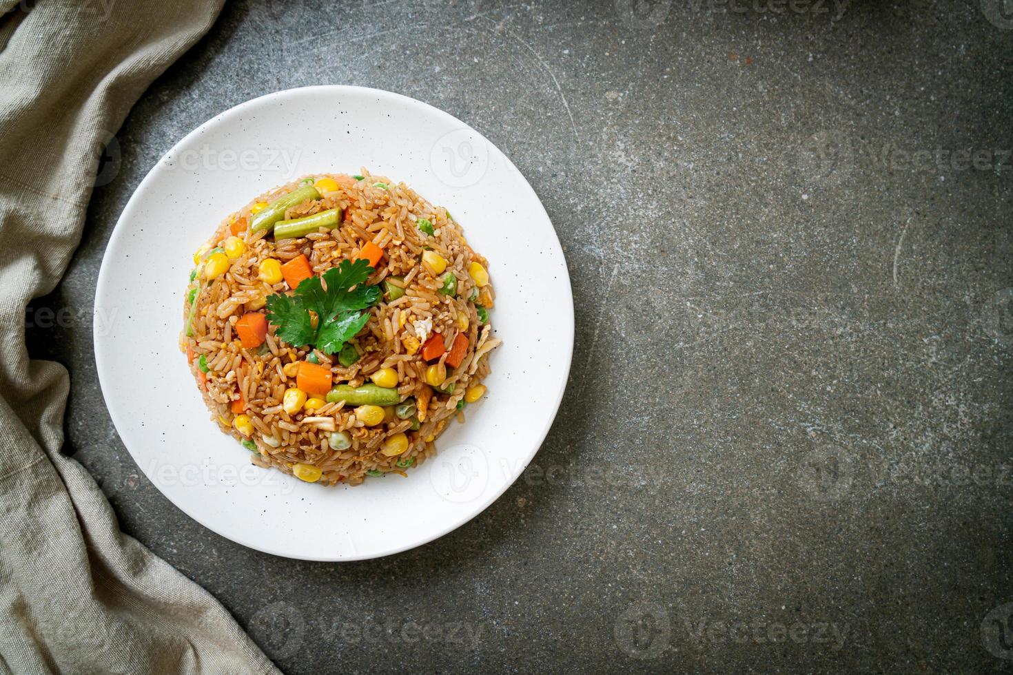 gebakken rijst met groene erwten, wortel en maïs - vegetarische en gezonde voedingsstijl foto