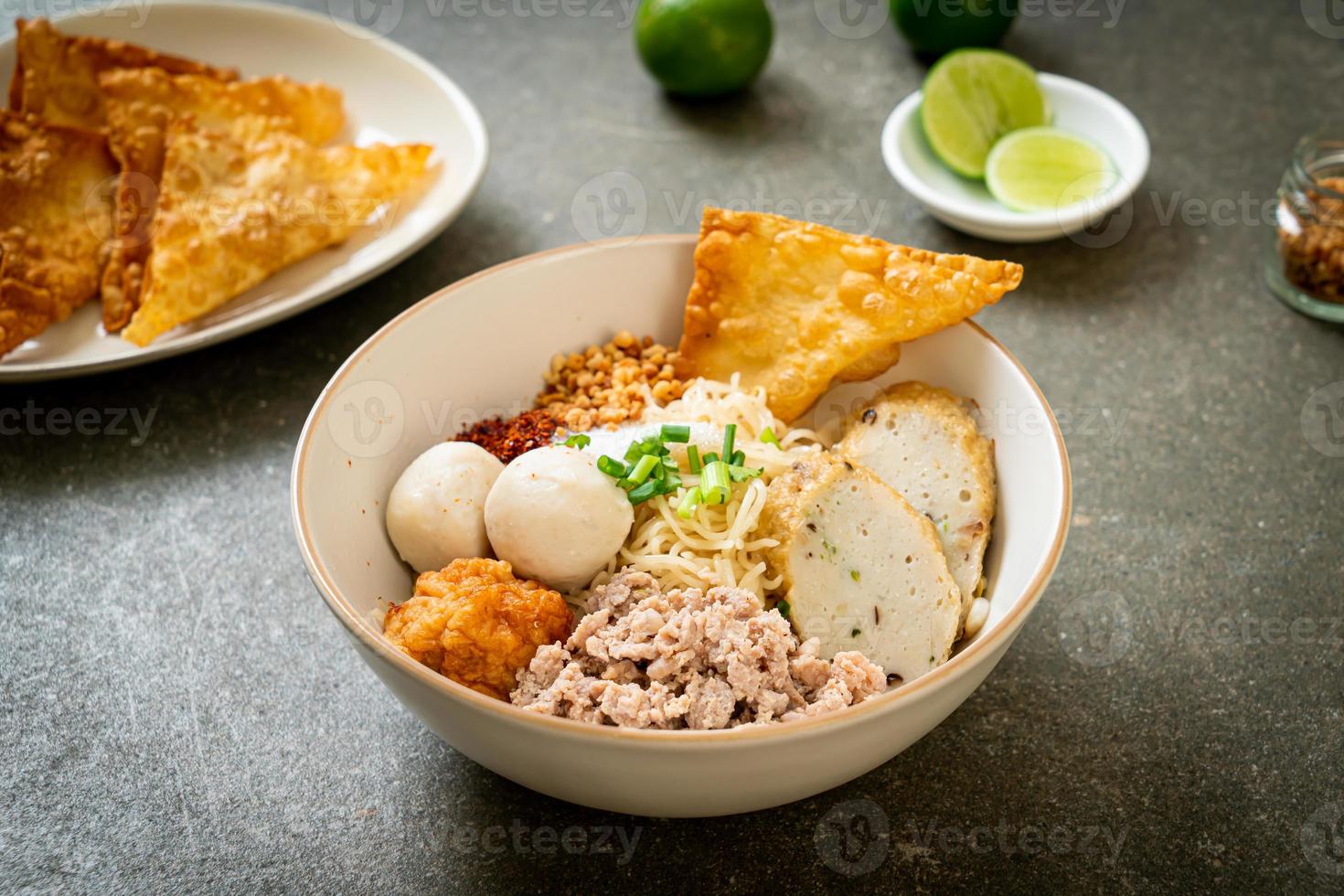 pittige eiernoedels met visballetjes en garnalenballetjes zonder soep - Aziatisch eten - foto