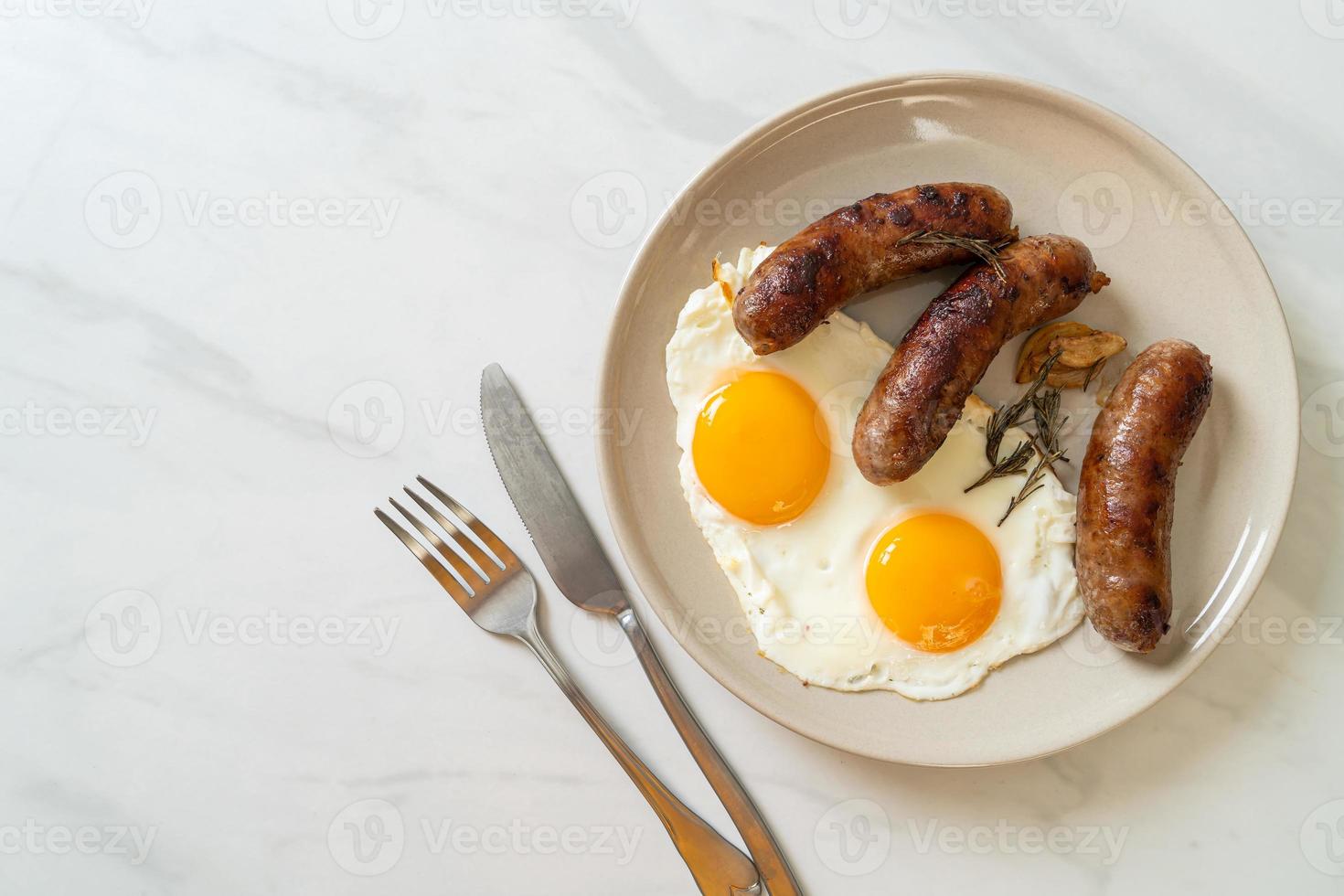 huisgemaakt dubbel gebakken ei met gebakken varkensworst - als ontbijt foto