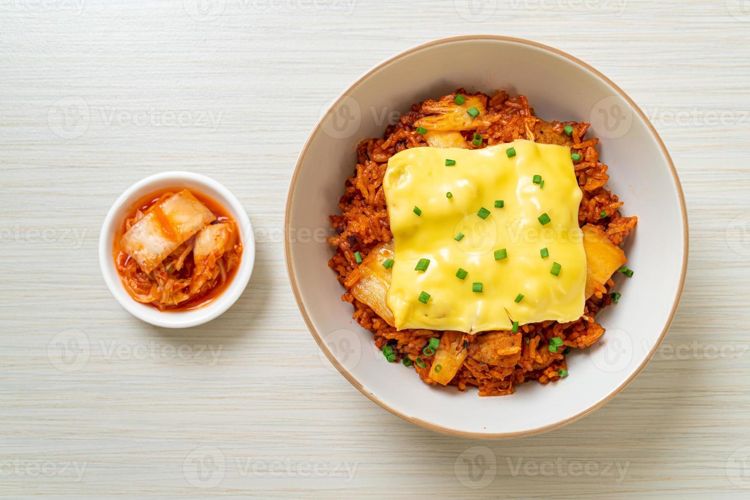 kimchi gebakken rijst met varkensvlees en gegarneerde kaas - Aziatische en fusion food-stijl foto