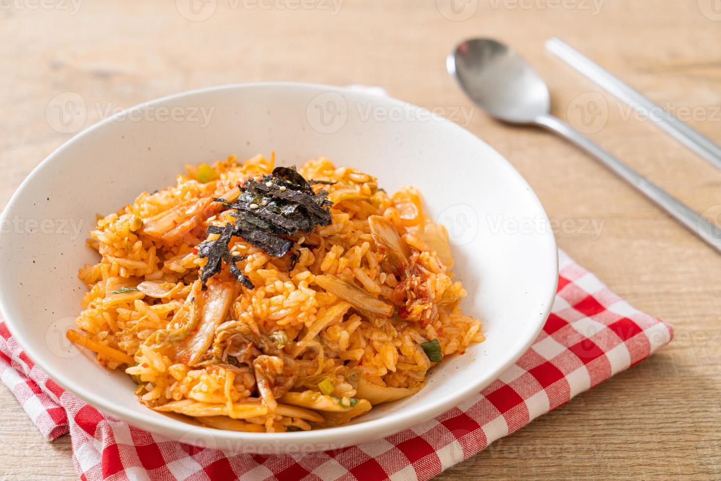 kimchi gebakken rijst met zeewier en witte sesam - Koreaanse voedselstijl food foto