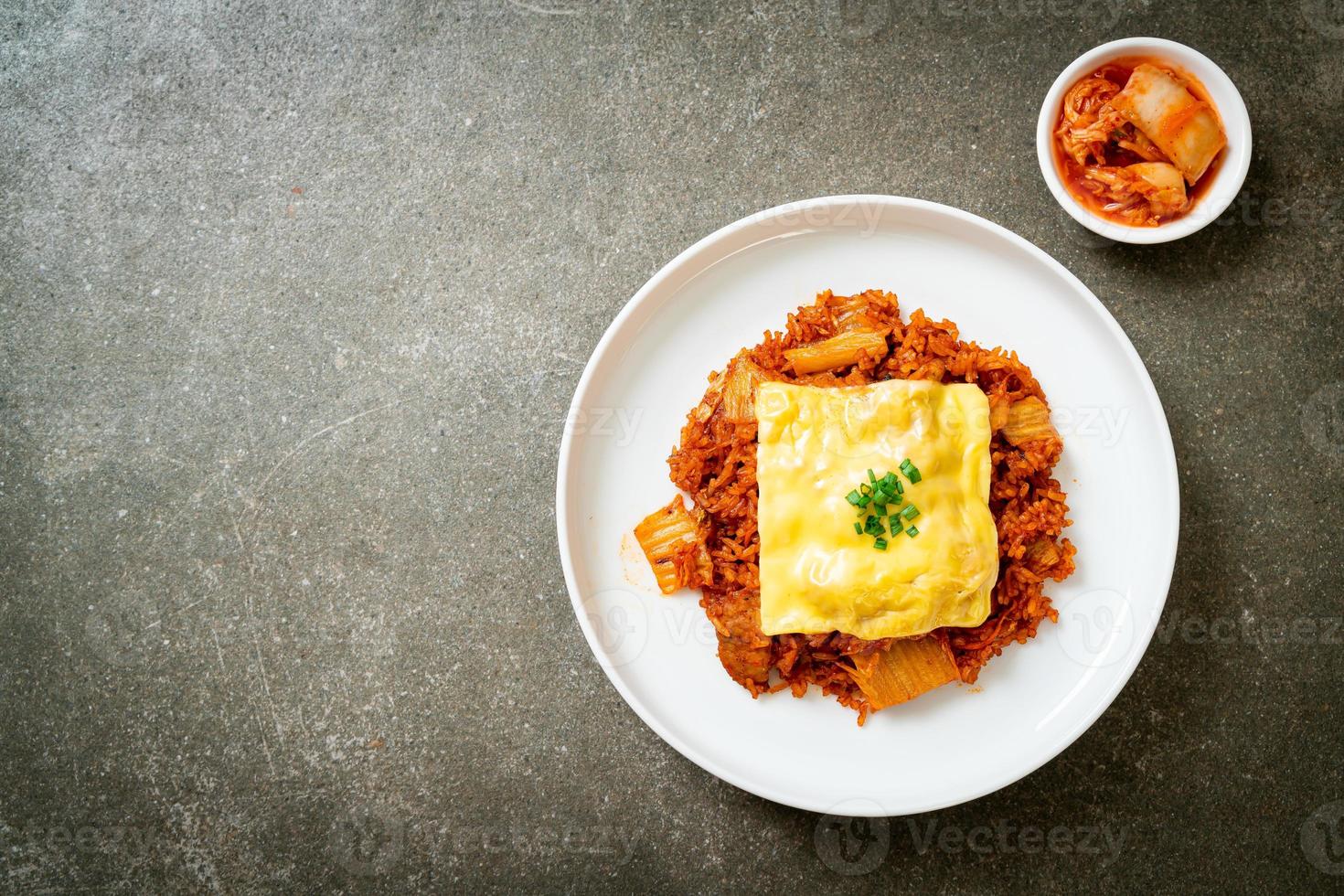 kimchi gebakken rijst met varkensvlees en gegarneerde kaas - Aziatische en fusion food-stijl foto