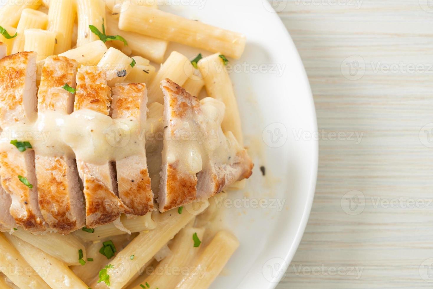 huisgemaakte quadrotto penne pasta witte romige saus met gegrilde kip foto