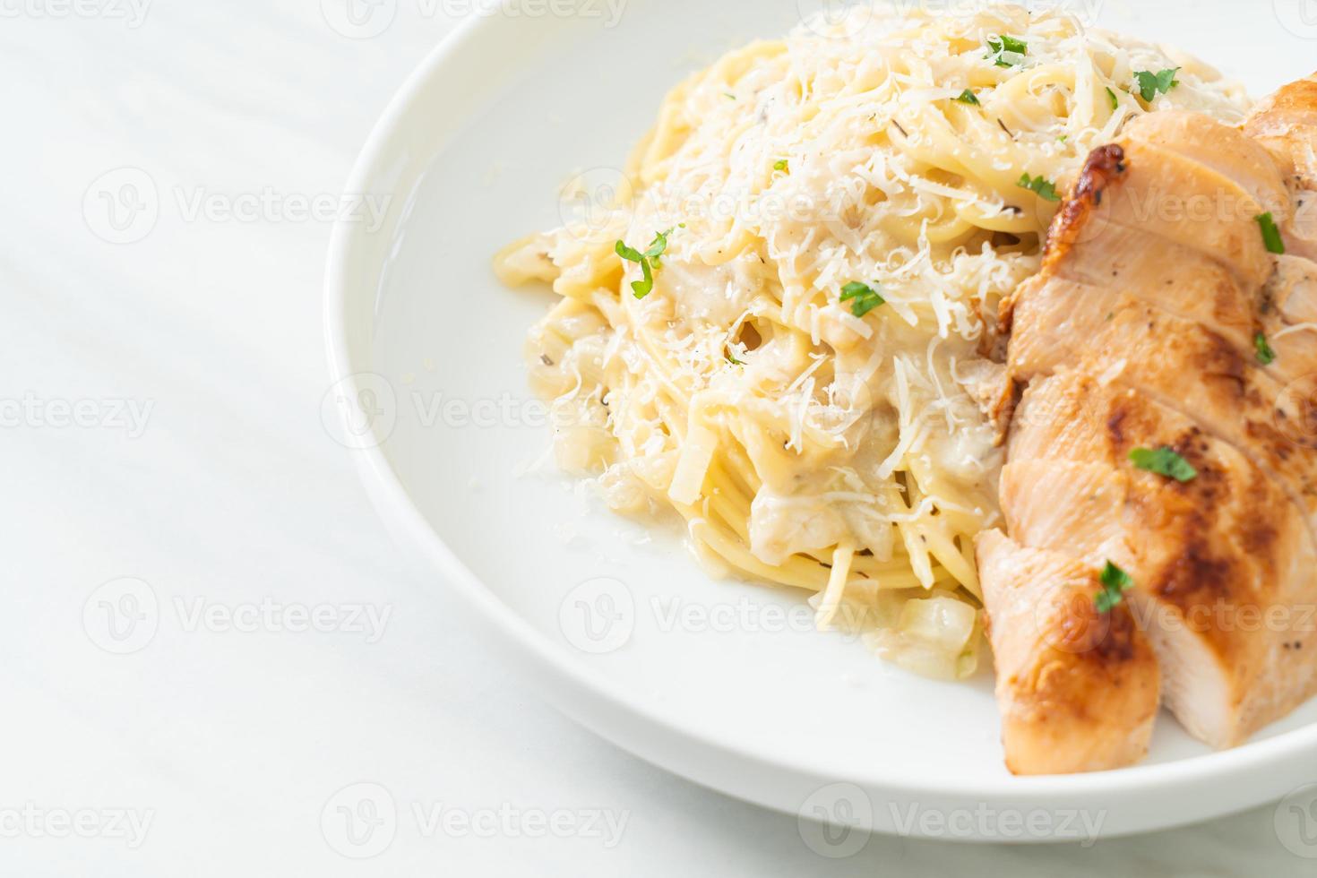 huisgemaakte spaghetti witte romige saus met gegrilde kip foto