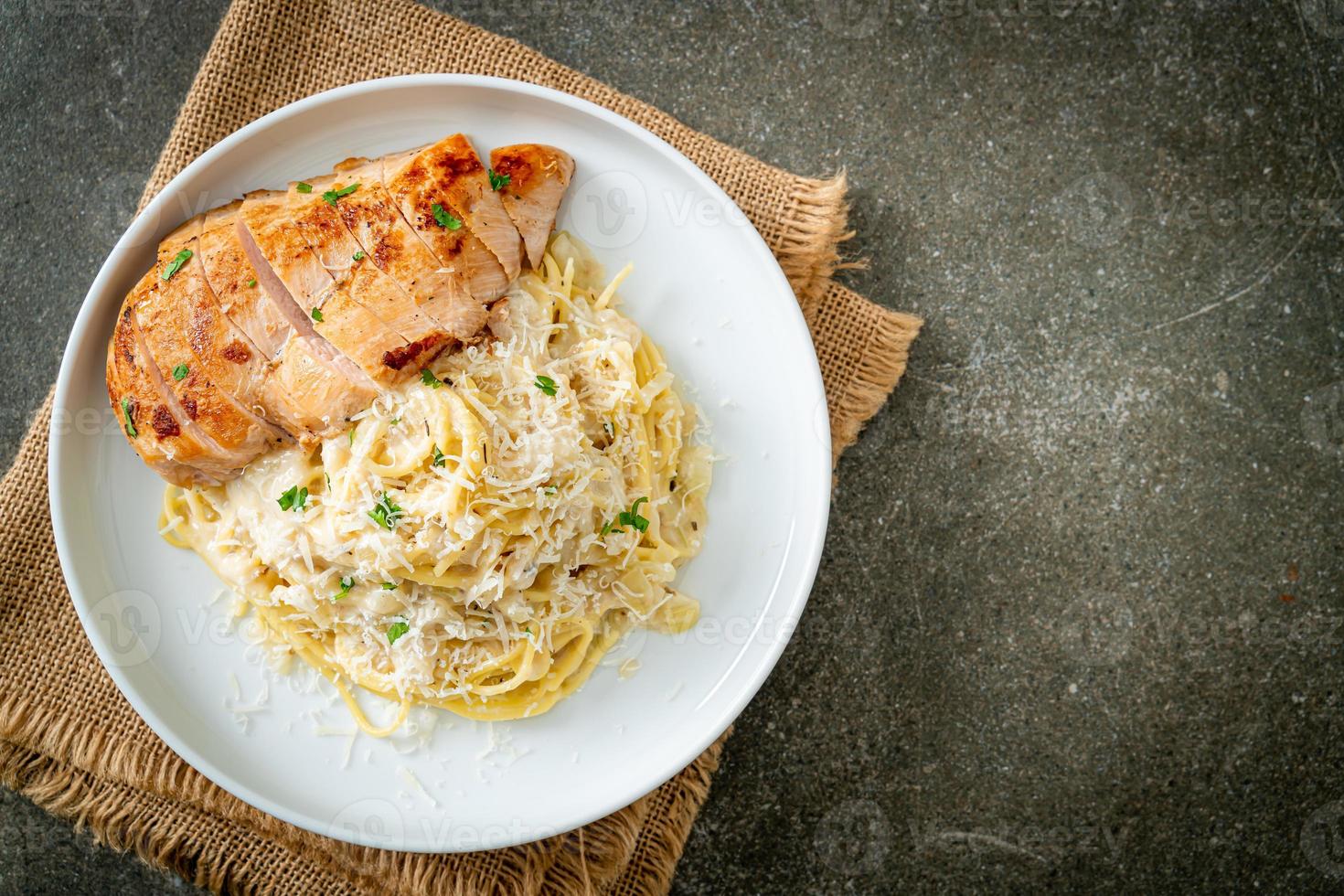 huisgemaakte spaghetti witte romige saus met gegrilde kip foto