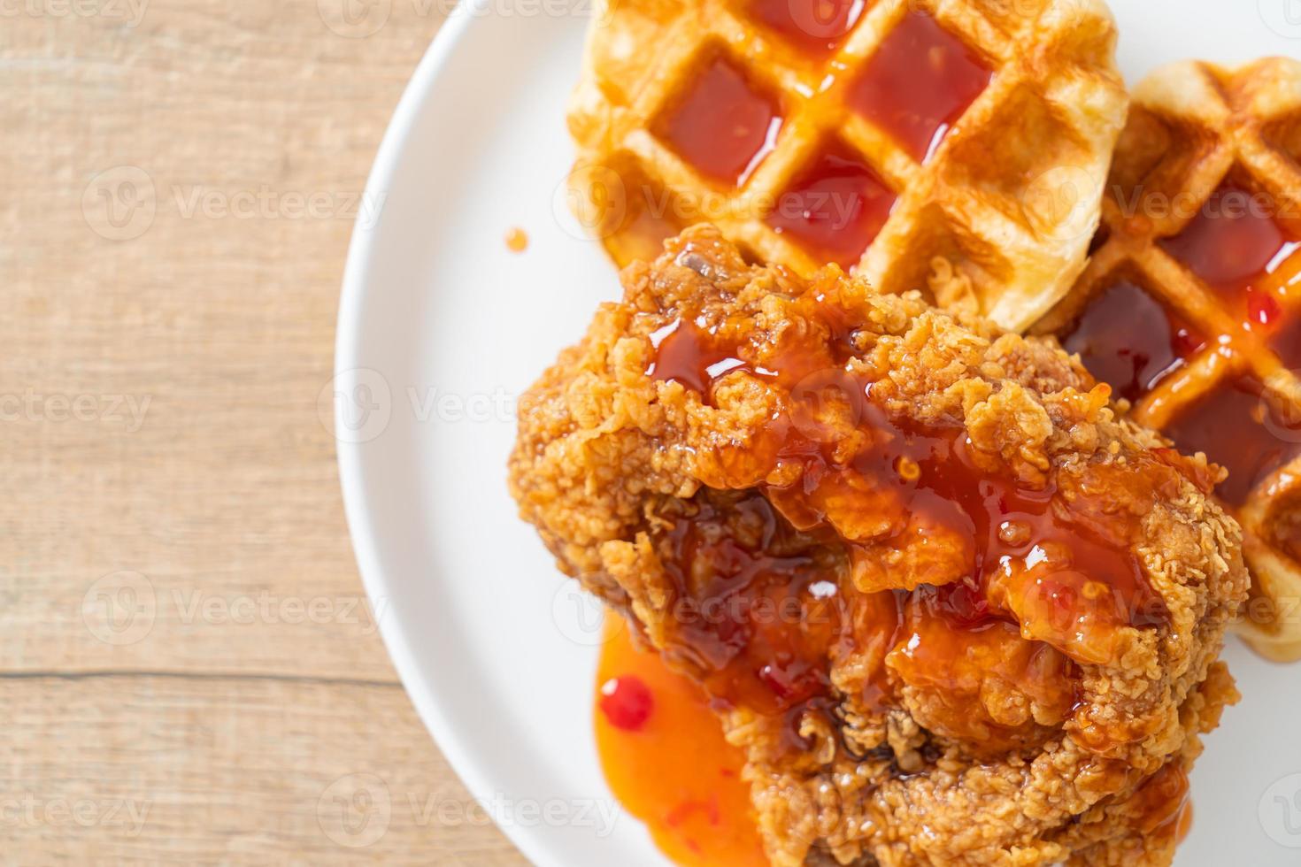 huisgemaakte gebakken kip met wafel en pikante saus foto