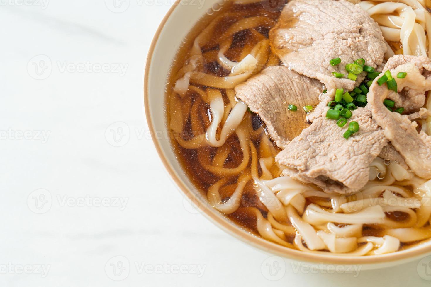 zelfgemaakte udon ramen noodles met varkensvlees in soja- of shoyusoep foto