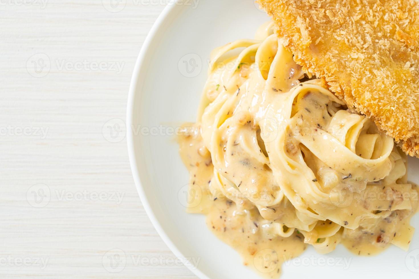 huisgemaakte fettuccine pasta witte roomsaus met gebakken vis foto