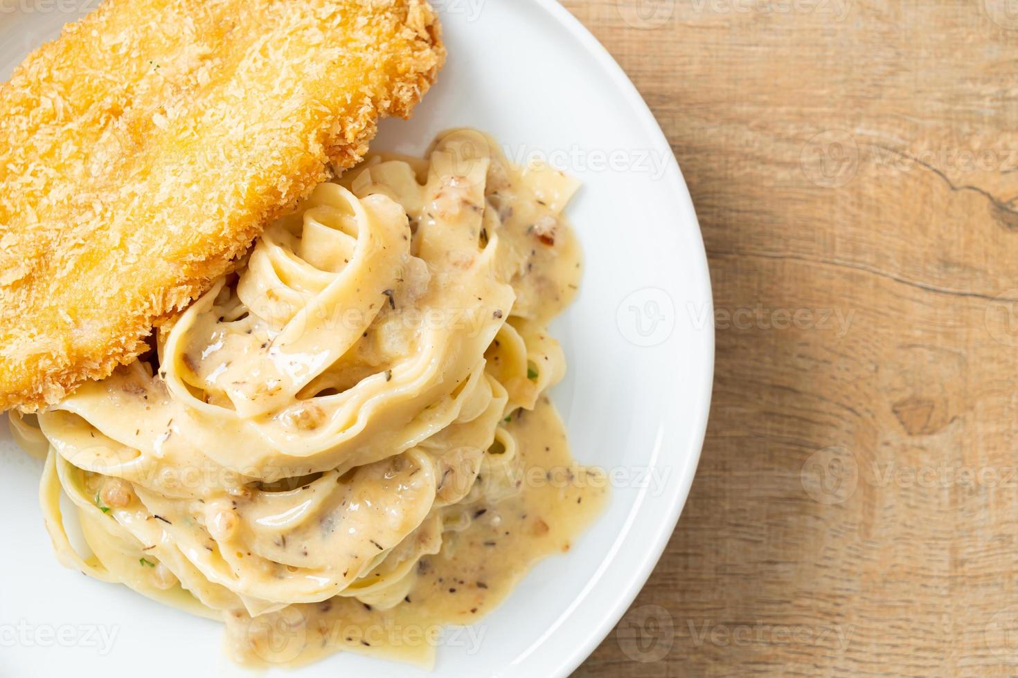 huisgemaakte fettuccine pasta witte roomsaus met gebakken vis foto