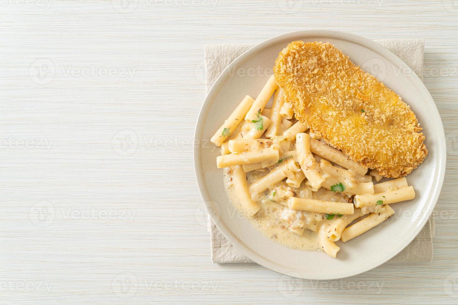 huisgemaakte quadrotto penne pasta witte roomsaus met gebakken vis foto