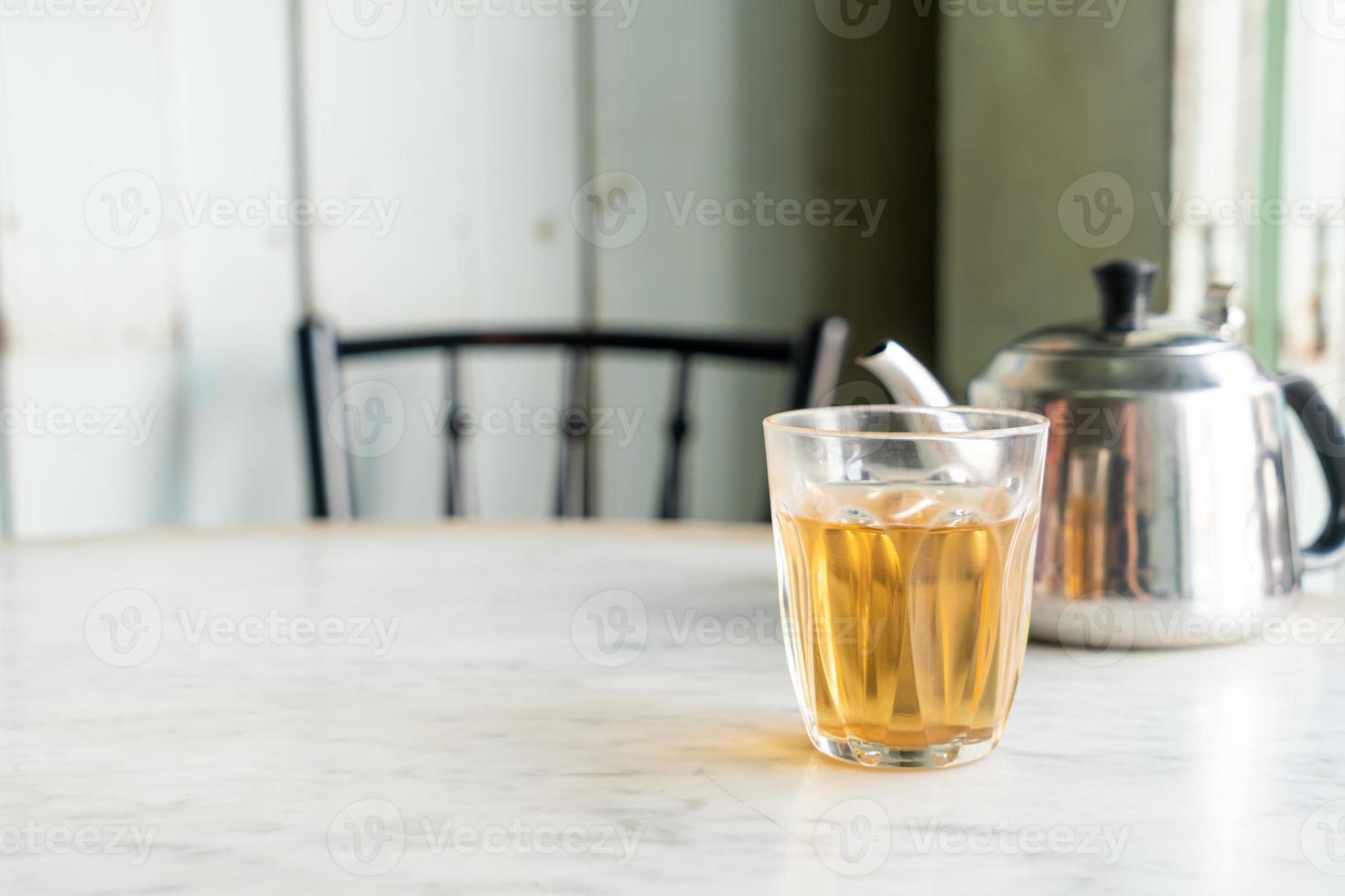 hete chinese thee in glas op tafel foto