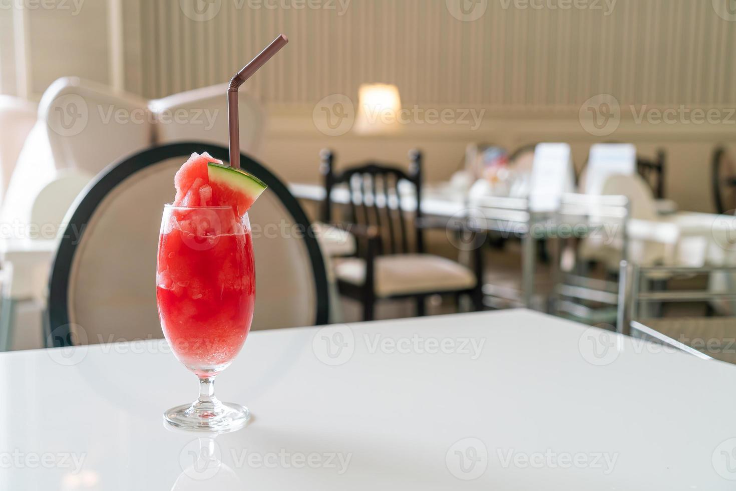 vers watermeloen smoothie glas op tafel in café restaurant foto