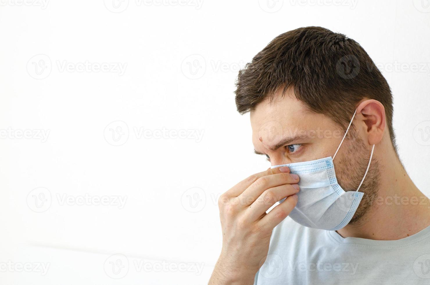 coronavirus. quarantaine. een man zet een masker op. virus bescherming. foto