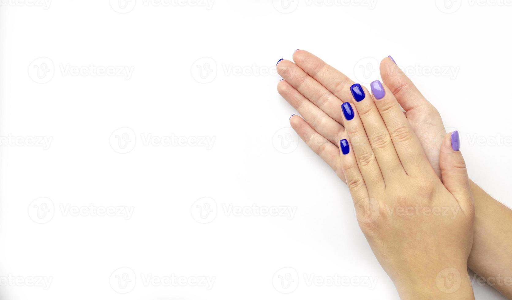 stijlvolle trendy damesmanicure. blauw en lila foto