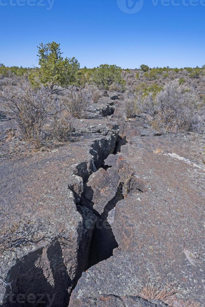 grote spleet in een lavaveld foto