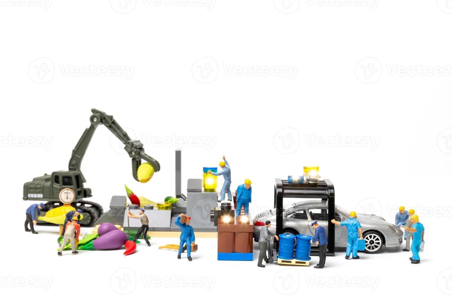 miniatuurmensen werken bij biobrandstofpompstation foto